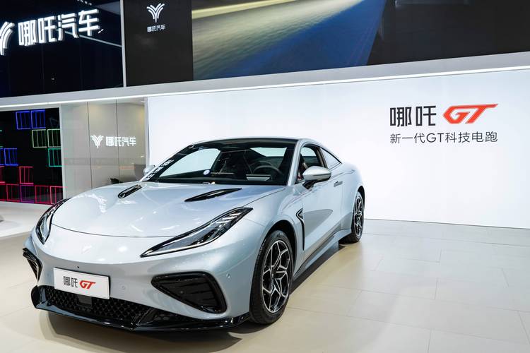 成都13哪吒汽车在智能汽车领域的表现，领途汽车在新能源汽车市场中的影响力